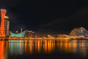 La tour du port de Kobe et le parc Meriken illuminés à la tombée de la nuit