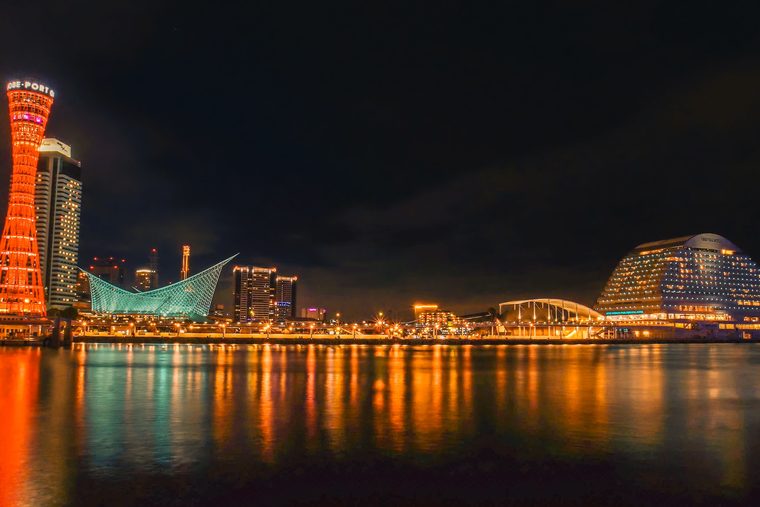 La tour du port de Kobe et le parc Meriken illuminés à la tombée de la nuit