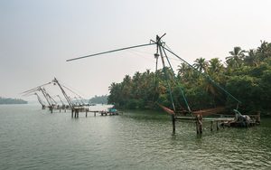 Les célèbres filets de pêche chinois de Fort Kochi au coucher du soleil