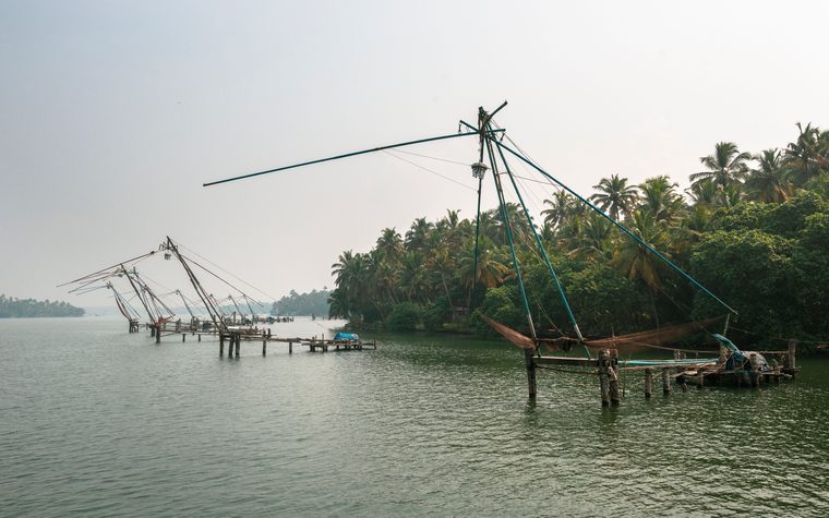 Les célèbres filets de pêche chinois de Fort Kochi au coucher du soleil