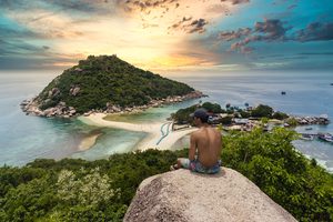 Vue plongeante sur le banc de sable blanc reliant les îlots de Koh Nang Yuan