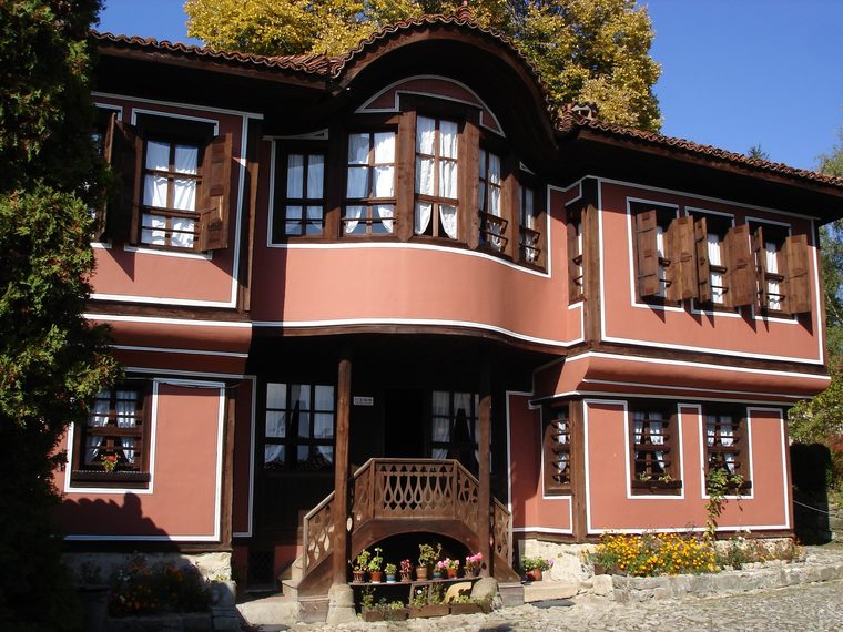 Maisons colorées à pans de bois et ruelles pavées à Koprivshtitsa