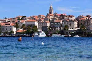La vieille ville fortifiée de Korčula s'avançant sur la mer Adriatique