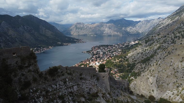 La vieille ville de Kotor et sa baie vues depuis la forteresse