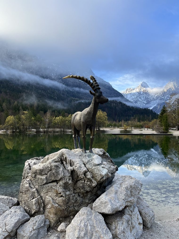 Le lac Jasna et la statue du Zlatorog avec les sommets des Alpes juliennes en toile de fond
