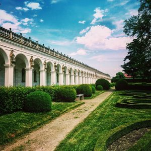 La colonnade et les parterres géométriques du jardin des Fleurs de Kroměříž