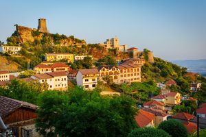 Le château de Krujë et le vieux bazar dominant la vallée