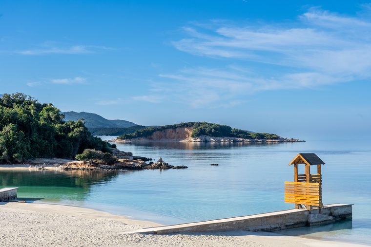 Les îles de Ksamil baignées par des eaux turquoise en mer Ionienne