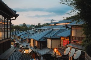 Les ruelles traditionnelles du quartier d'Higashiyama au crépuscule