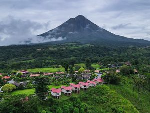 Le volcan Arenal dominant la forêt tropicale à La Fortuna