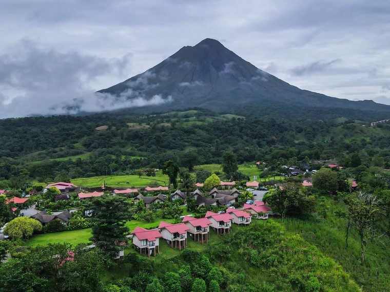 Le volcan Arenal dominant la forêt tropicale à La Fortuna