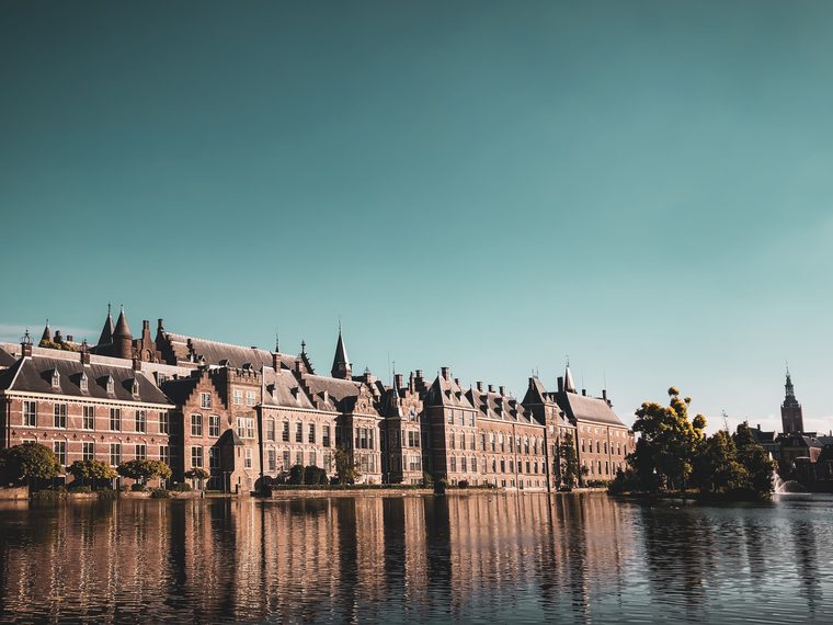 Le complexe du Binnenhof se reflétant dans l'étang du Hofvijver à La Haye
