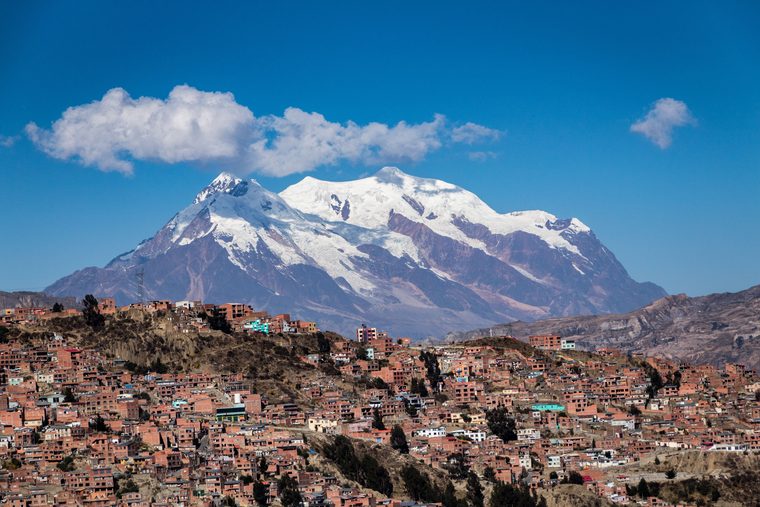 Vue plongeante sur La Paz et le mont Illimani depuis le téléphérique