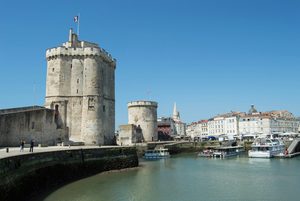 Le Vieux Port de La Rochelle et ses tours emblématiques au coucher du soleil