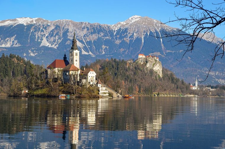 Le lac de Bled avec son île au centre et le château perché sur la falaise