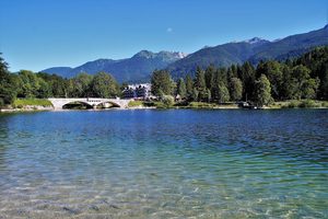 Les eaux cristallines du lac de Bohinj entourées par les montagnes du parc national du Triglav