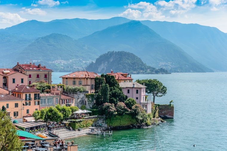 Vue sur le lac de Côme depuis les jardins en terrasses d'une villa historique