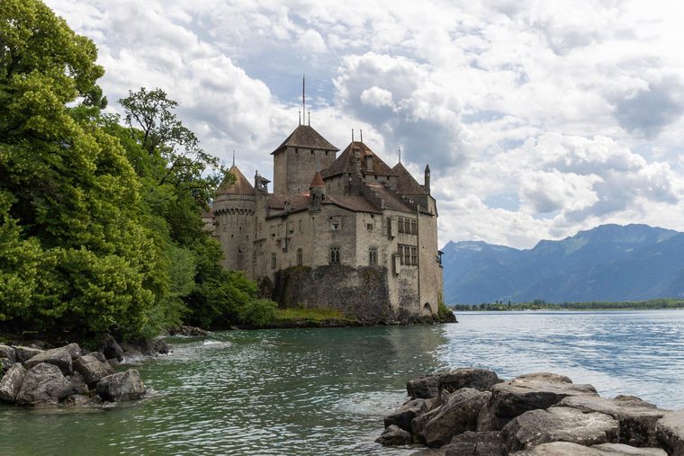 Le château de Chillon sur les rives du lac Léman avec les Alpes en arrière-plan
