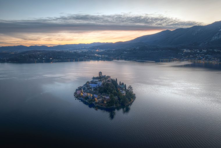 Vue sur les jardins en terrasses de l'Isola Bella et le lac Majeur