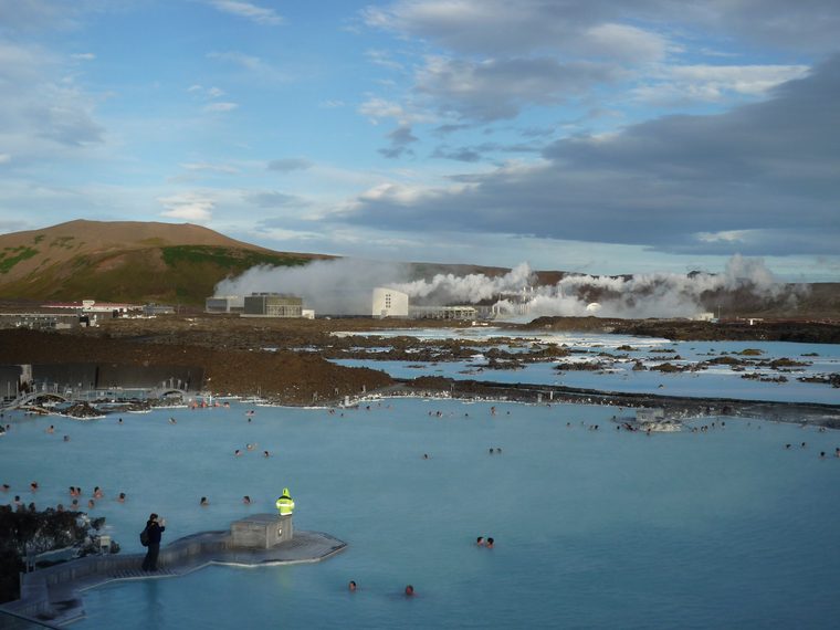 Baigneurs dans les eaux laiteuses et fumantes du Blue Lagoon en Islande