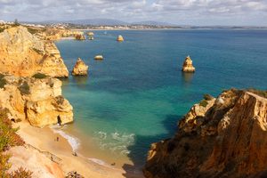 Les falaises dorées et les eaux turquoise de la Ponta da Piedade à Lagos
