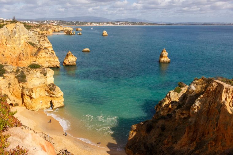Les falaises dorées et les eaux turquoise de la Ponta da Piedade à Lagos