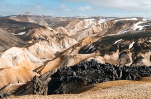 Montagnes de rhyolite colorées et fumerolles au Landmannalaugar