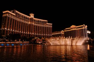 Les néons du Strip et les fontaines du Bellagio de nuit