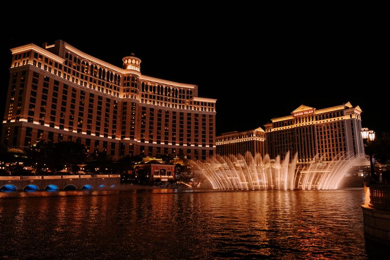 Les néons du Strip et les fontaines du Bellagio de nuit