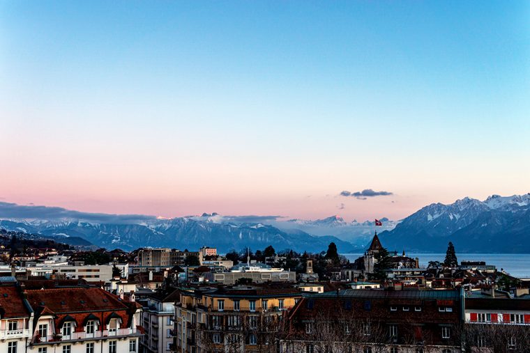 Vue sur les toits de la vieille ville de Lausanne plongeant vers le lac Léman