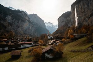 Le village de Lauterbrunnen au fond de la vallée avec la cascade de Staubbach