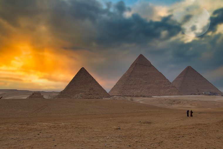 Les pyramides de Gizeh vues depuis les dunes au lever du soleil