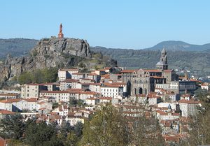 Le rocher Saint-Michel d'Aiguilhe dominant la ville du Puy-en-Velay