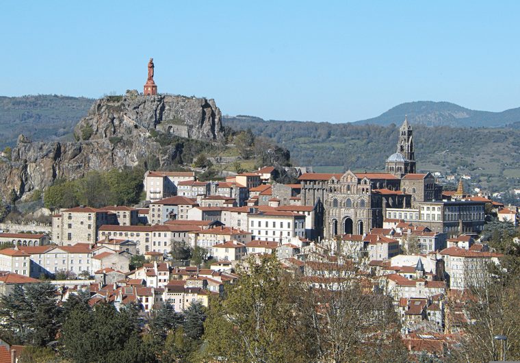 Le rocher Saint-Michel d'Aiguilhe dominant la ville du Puy-en-Velay