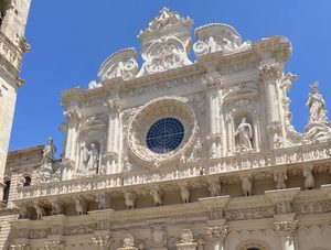 La façade très ornée de la Basilique Santa Croce à Lecce