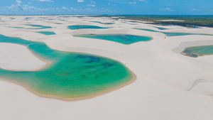 Dunes de sable blanc et lagunes d'eau bleue dans le parc des Lençóis Maranhenses