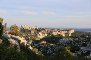 Le village perché des Baux-de-Provence et son promontoire rocheux dans les Alpilles
