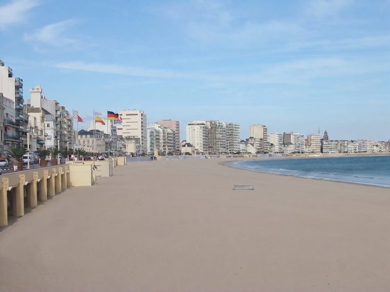 La Grande Plage et le Remblai des Sables-d'Olonne en journée