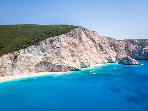 Les falaises blanches et l'eau turquoise de la plage de Porto Katsiki
