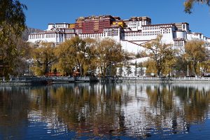 Le palais du Potala dominant la ville de Lhassa sous un ciel bleu