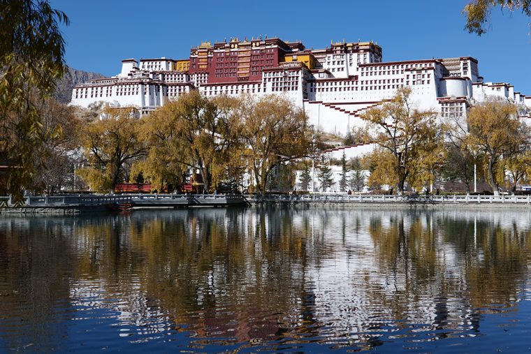 Le palais du Potala dominant la ville de Lhassa sous un ciel bleu