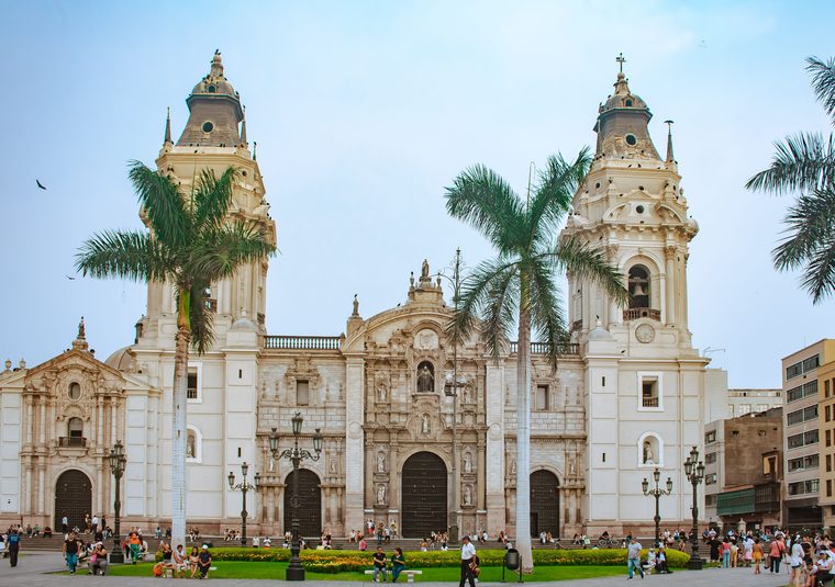 La Plaza Mayor de Lima avec sa cathédrale jaune et ses balcons en bois