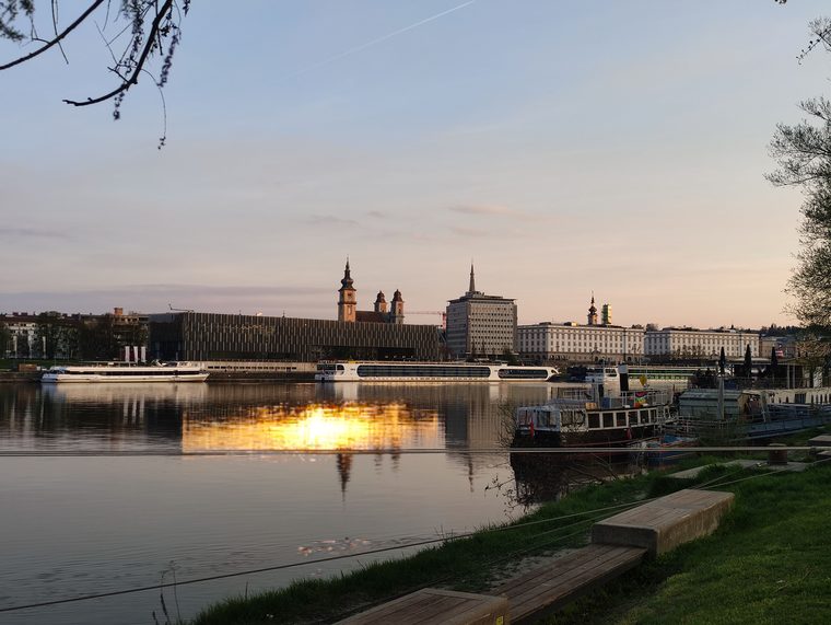 Le musée Lentos et l'Ars Electronica Center illuminés sur les bords du Danube