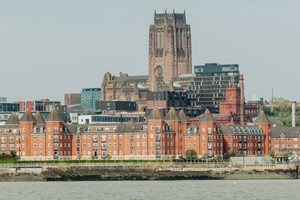 Les entrepôts en briques rouges du Royal Albert Dock au bord de l'eau