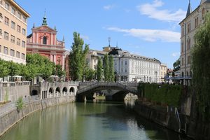 Le Triple Pont et l'église franciscaine de l'Annonciation au bord de la Ljubljanica