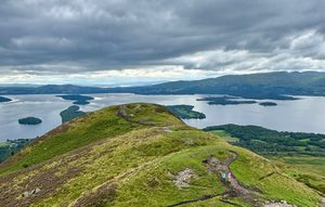 Vue panoramique sur le Loch Lomond depuis les hauteurs de Conic Hill