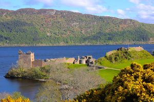 Les ruines du château d'Urquhart dominant les eaux sombres du Loch Ness