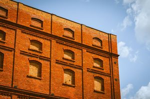 Les façades en briques rouges du complexe Manufaktura à Łódź