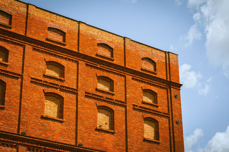 Les façades en briques rouges du complexe Manufaktura à Łódź