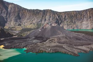 Vue sur le lac de cratère Segara Anak depuis les pentes du mont Rinjani